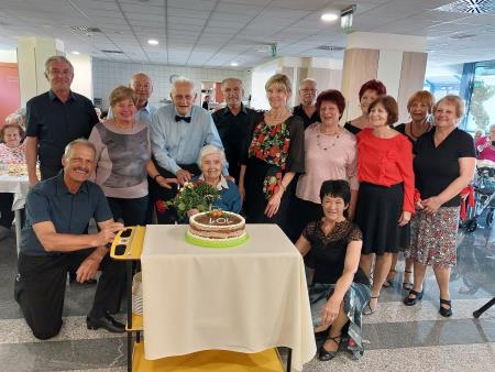 Slavljenka s sorodniki in vodstvom Doma Taber